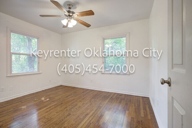 Building Photo - 1520 Rowena Ln