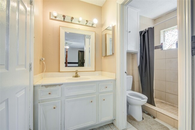 Building Photo - 806 Coolwood Dr