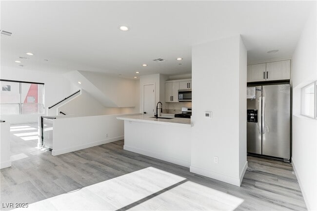 Building Photo - 254 Tower St