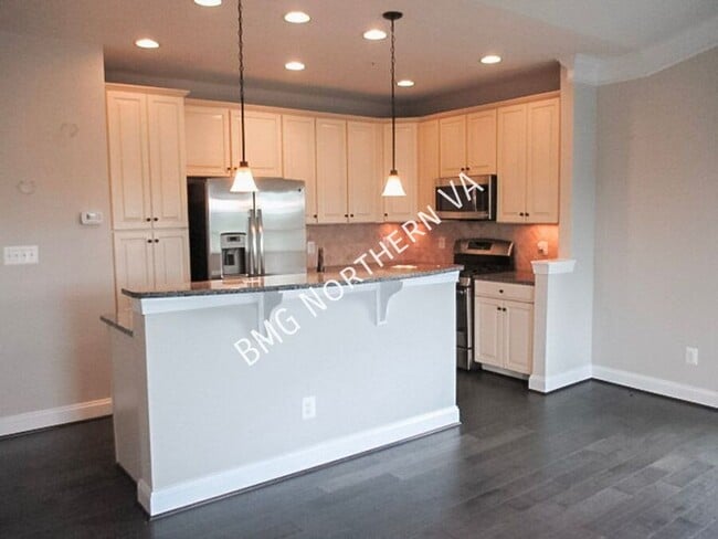 Building Photo - 24688 Hutchinson Farm Dr