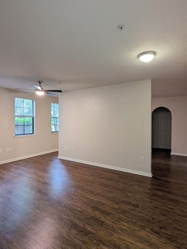 Building Photo - Huge Studio Unit 785 square feet! Updated,...