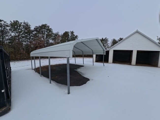 Building Photo - Home on three acre lot with garage