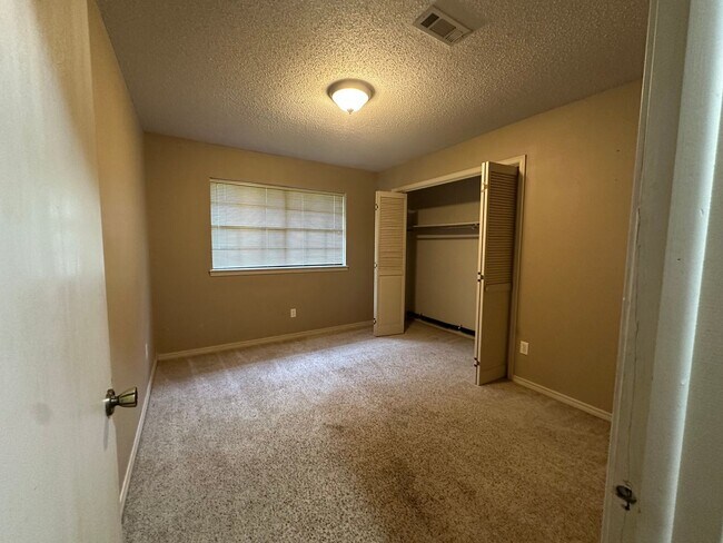 Building Photo - Come take a look at this 3-bedroom 2-bathroom home!