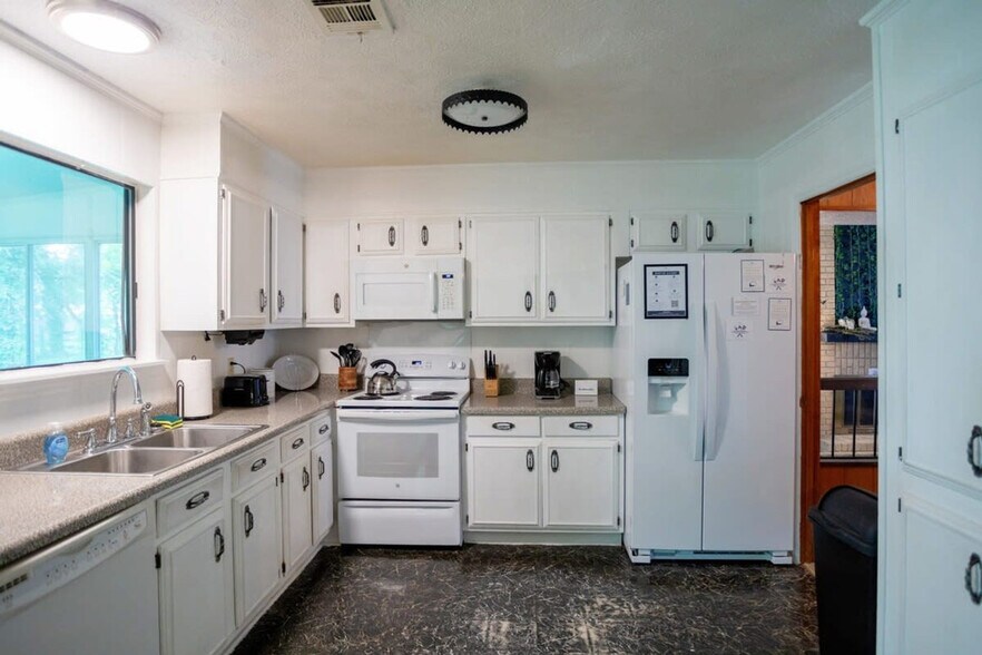 Building Photo - 2916 Moorcroft Dr