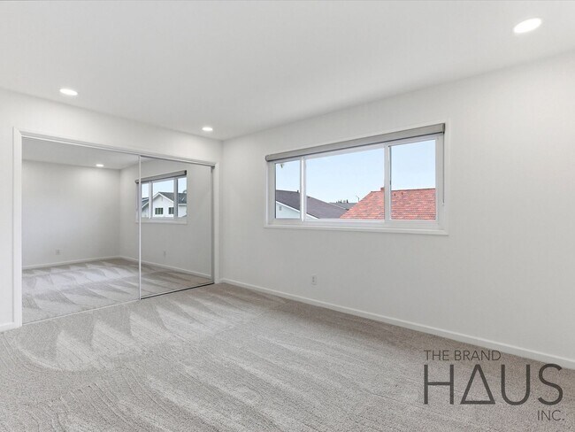 Building Photo - Newly Remodeled Huntington Beach Home with Brand-New AC & Premium Finishes