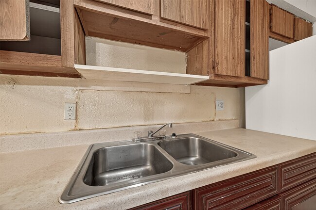 Building Photo - 8201 Richmond Ave.