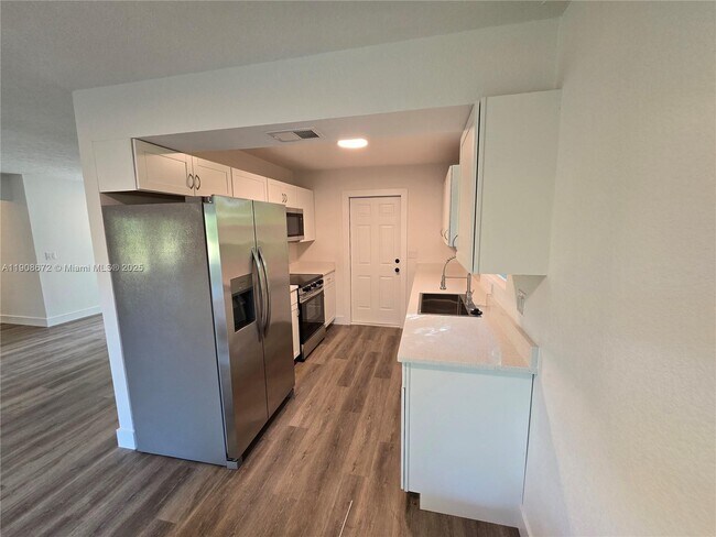 Building Photo - 541 SE Penn Ave