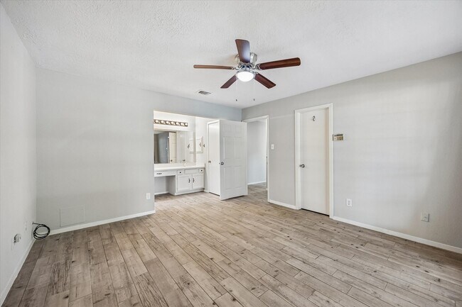 Building Photo - 16723 Colony Bend Dr