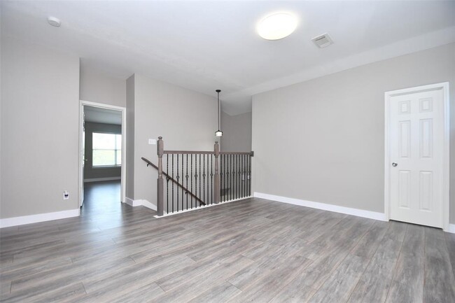 Building Photo - 24406 Lakecrest Village Dr