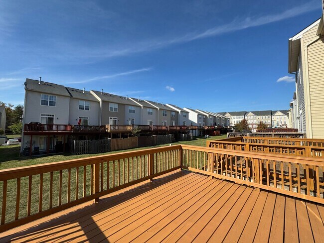 Building Photo - Stunning 3 Bed 3.5 Bath End Unit Townhome In Powells Run Village