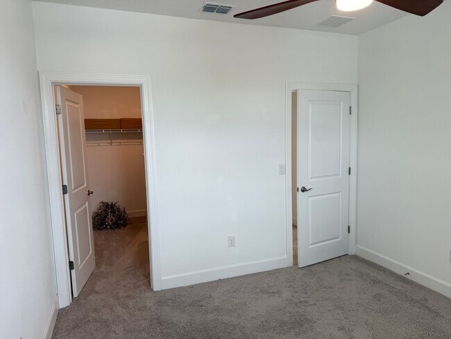 Building Photo - 5 Bedroom 4 Bath W/Office & 3-Car Garage (...