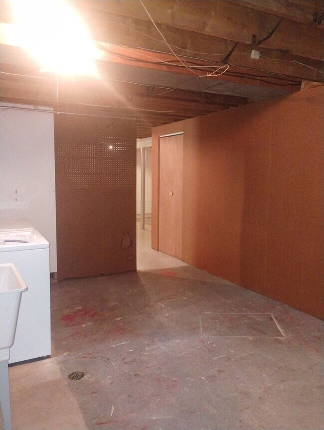 Building Photo - Quaint Duplex with a private Basement, Garage Space & Patio