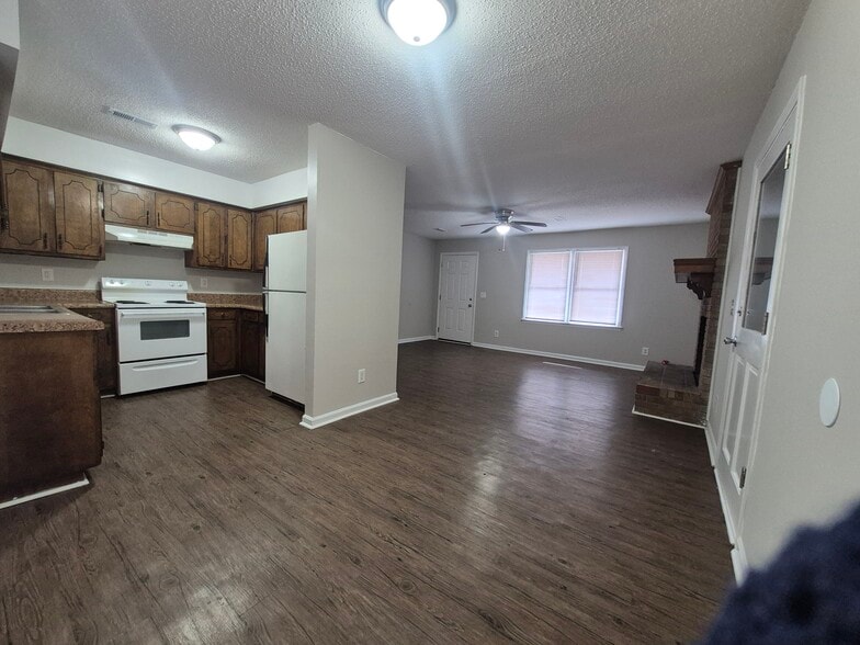 Building Photo - 2409 Amy Cir