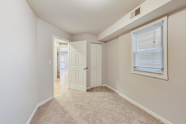 Building Photo - 837 N Marshfield Ave