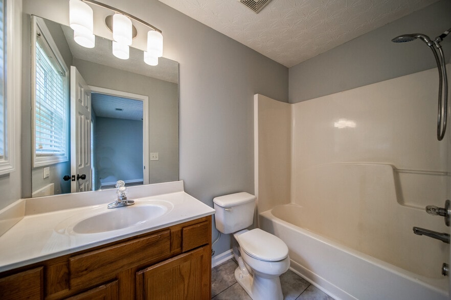 Building Photo - 211 Pearl Chambers Dr