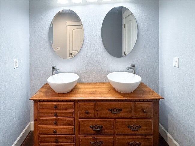 Building Photo - Downtown Loft