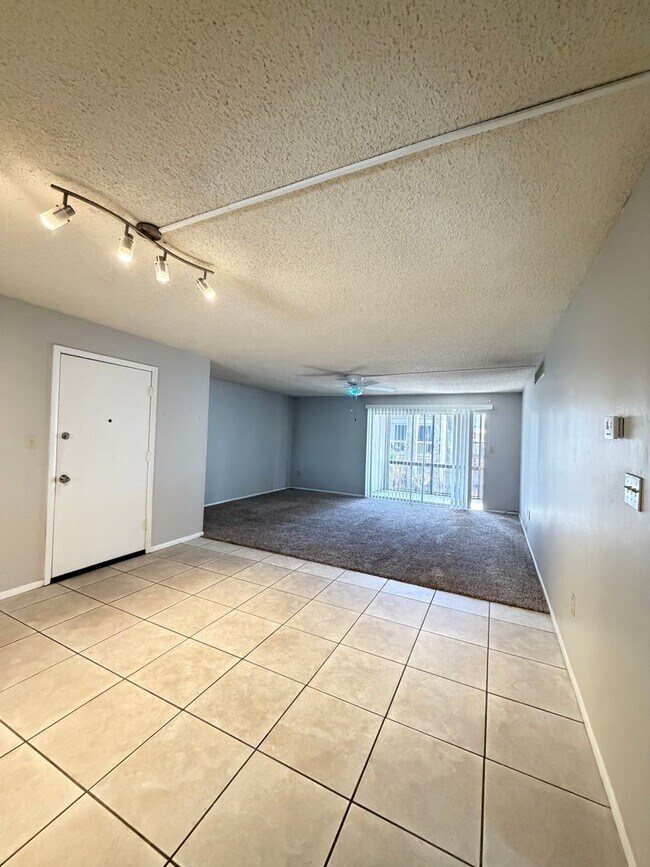 Building Photo - 584 Orange Dr