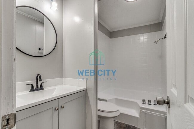 Building Photo - 245 Alexandria St