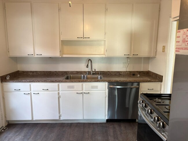 Building Photo - 616 Manzanita Ave