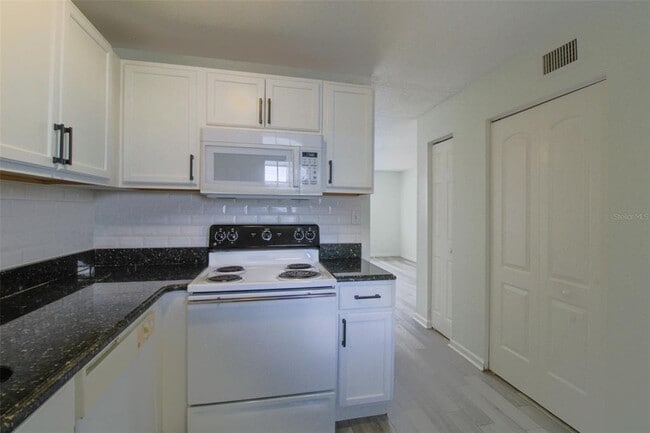 Building Photo - 201 Poinsettia Pine Ct