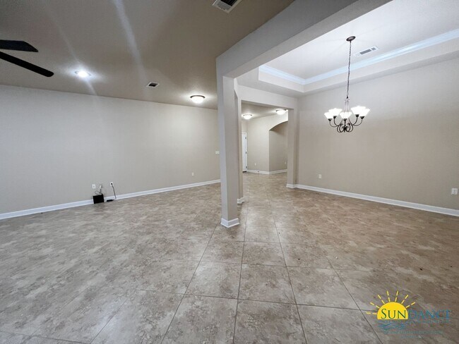 Building Photo - Stunning 4 Bedroom Home in Crestview!