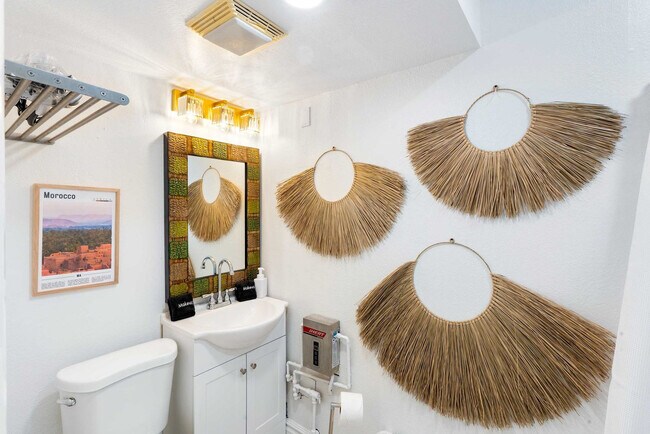 Building Photo - 6235 E Thunderbird Rd