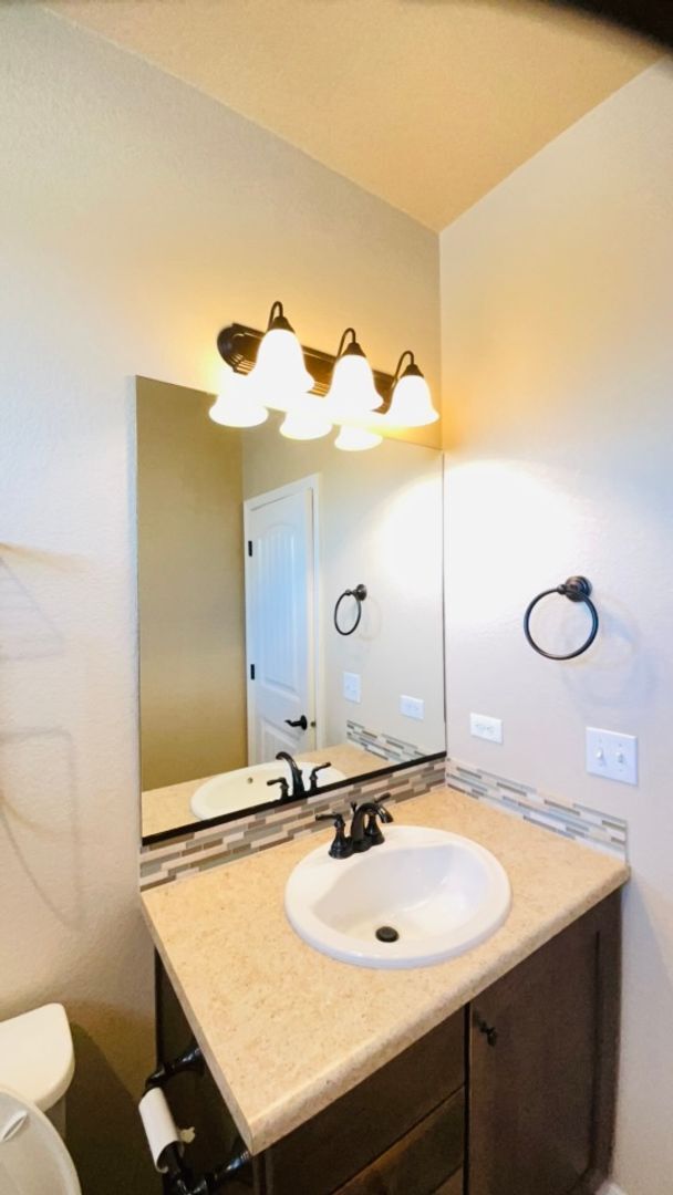 Building Photo - Don't miss the opportunity to make this wonderful house your next home.