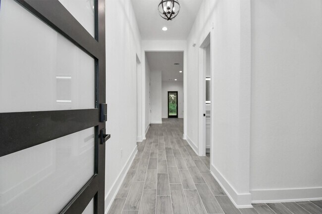 Building Photo - 519 Lovers Ln