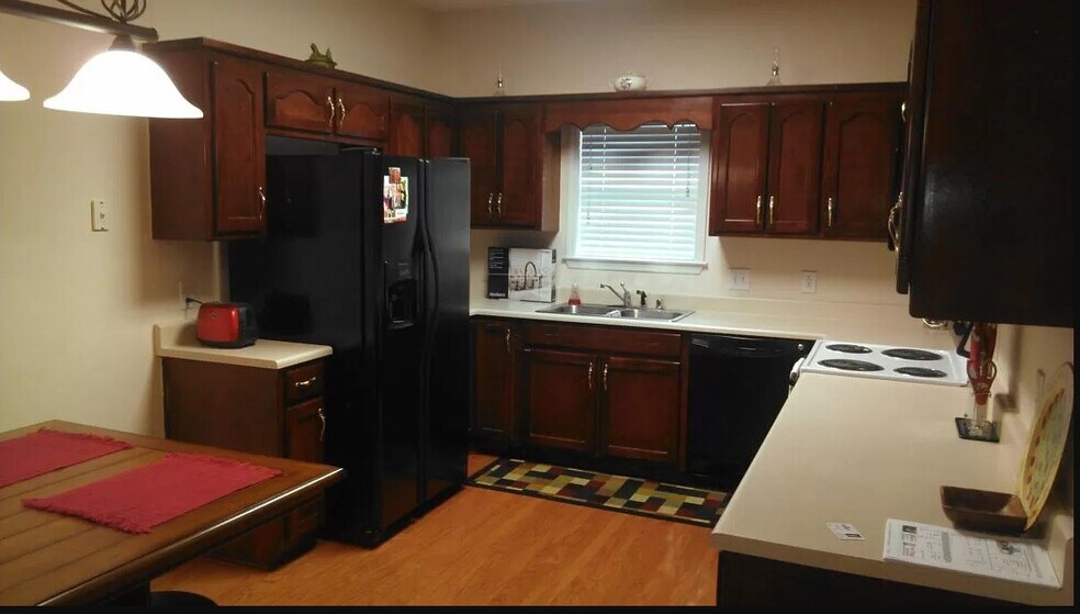 Building Photo - 813 Halstead Ct SE