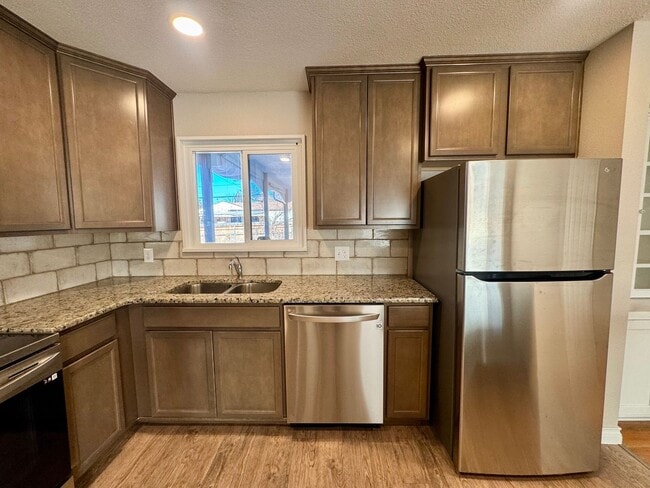 Building Photo - Charming 3 bedroom/2 bath close to UCCS