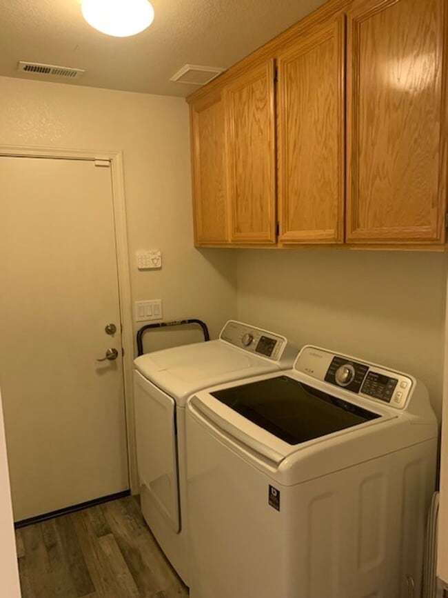 Building Photo - Available 8/1 - single level home in Lincoln