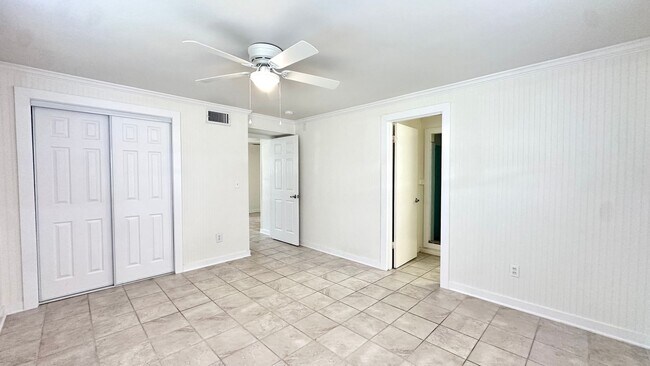 Building Photo - 1/2 Block  to the Beach & Main Beach Park!