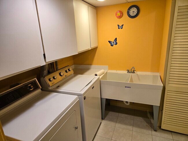 Building Photo - 2S663 Ave Normandy E