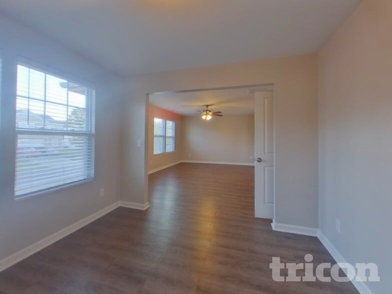 Building Photo - 3313 Pikes Peak Dr