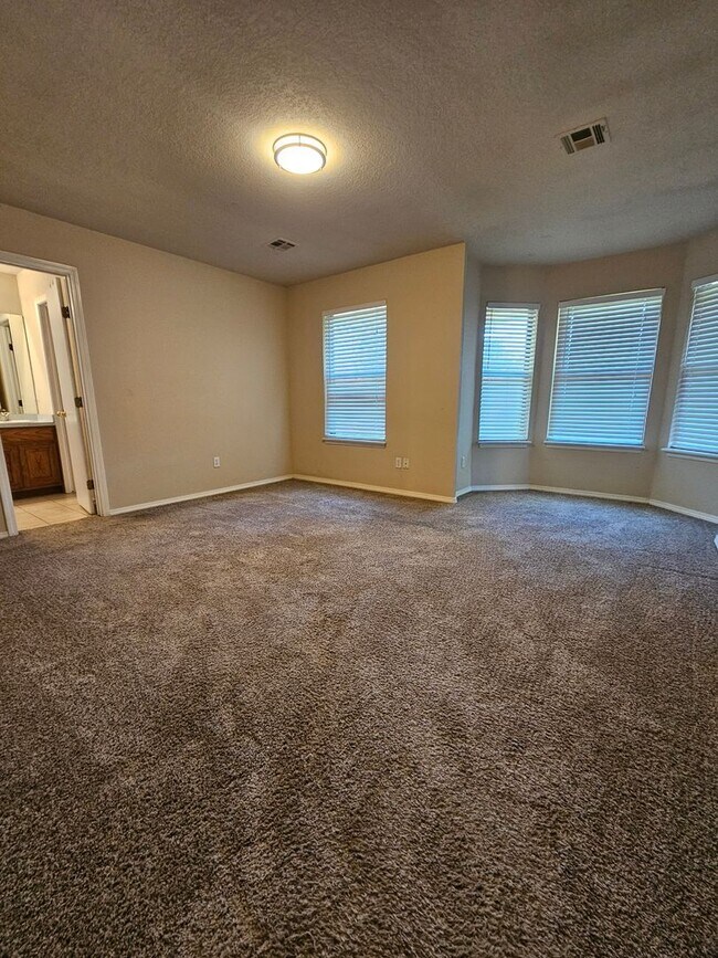 Building Photo - (3) Bed/(2) Bath Available NOW! Pet Negoti...