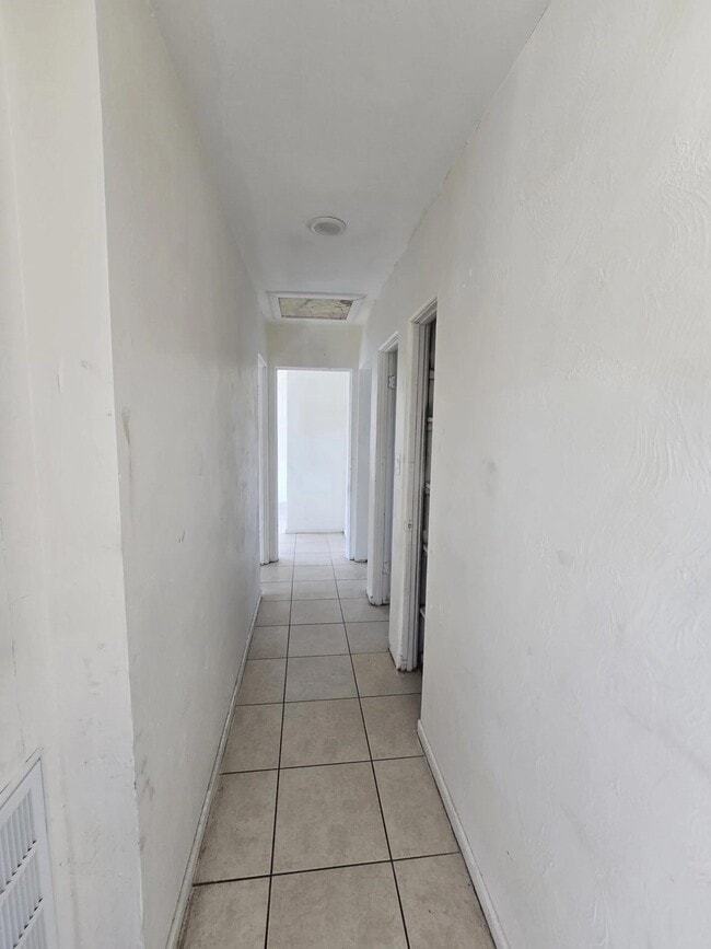 Building Photo - 1060 W Tee Cir