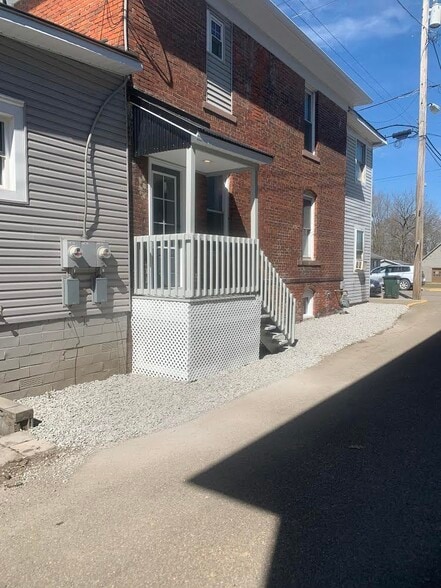 Alley, Main Entry - 119 E Main St