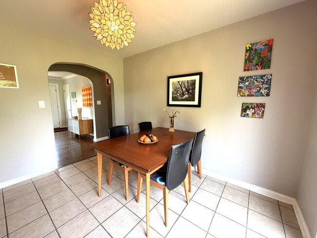 Building Photo - Hilltop Charm in Floyds Knobs – Spacious All-Brick Beauty with Room to Grow!