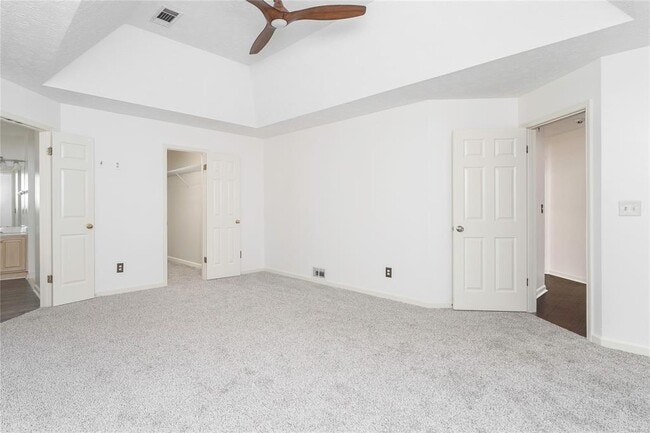 Building Photo - 561 Pine Tree Ln