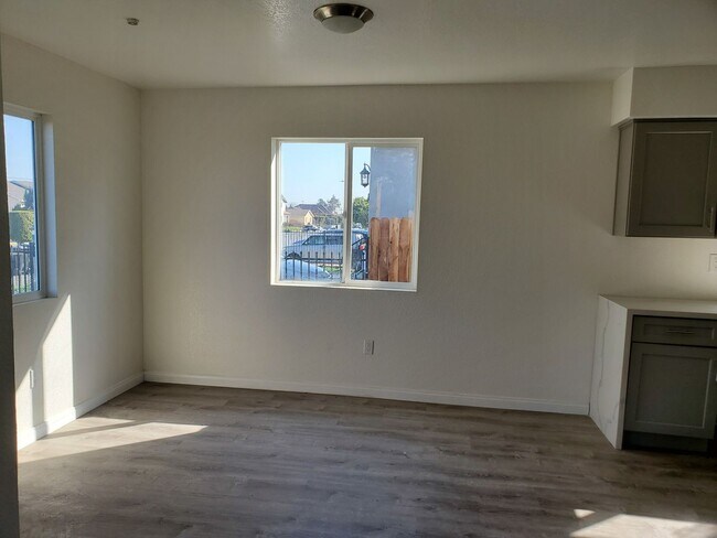 Building Photo - MULTI-FAMILY HOUSE