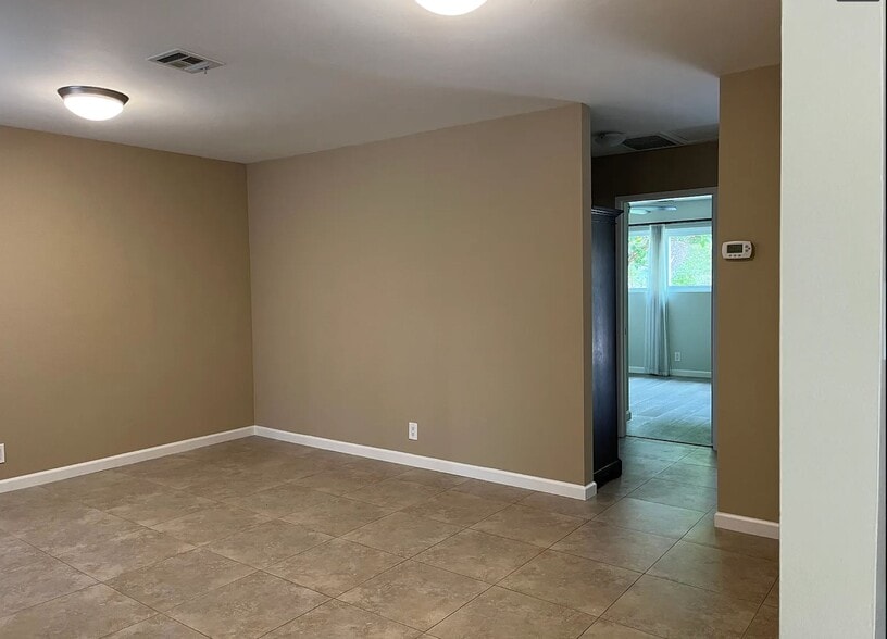 Building Photo - 736 Teaberry St