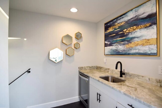 Building Photo - 1332 W Gray St