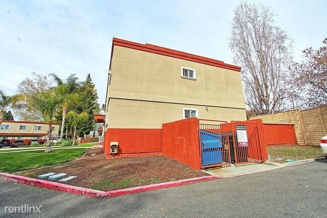 Building Photo - 2601 Cortez Dr