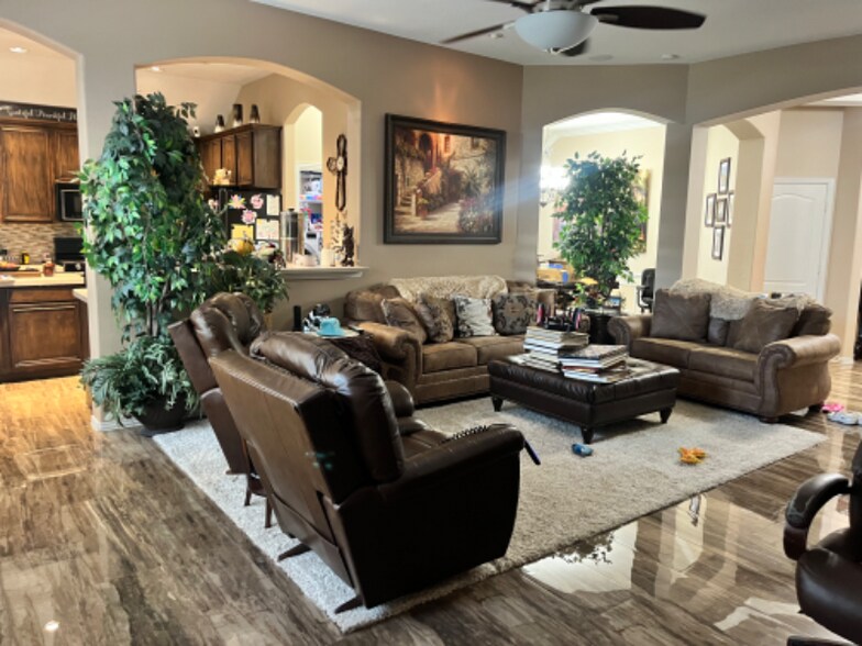 Building Photo - 3801 Rochester Dr