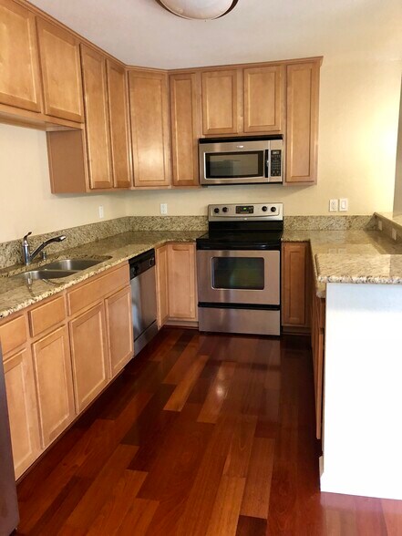 Building Photo - 300 Glenwood Cir