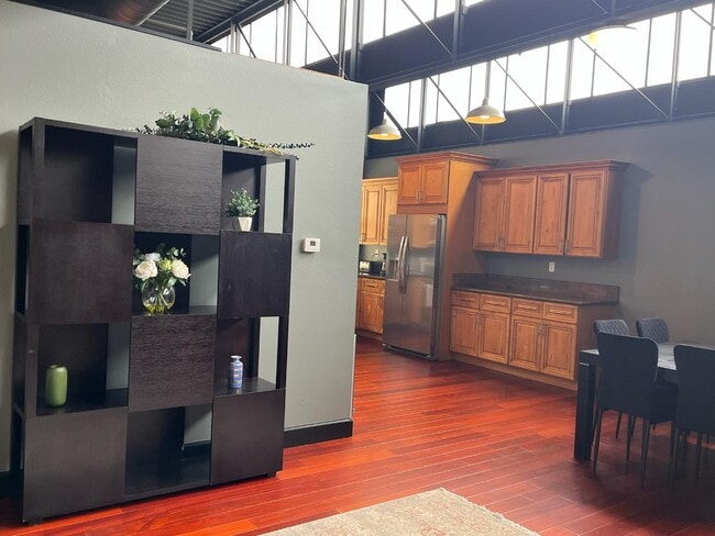 Building Photo - 730 E 3rd St