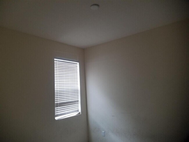 Building Photo - Move in Ready Home in Great Location