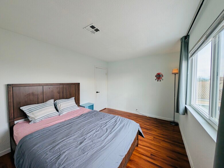 Building Photo - 2506 Cabrillo Dr