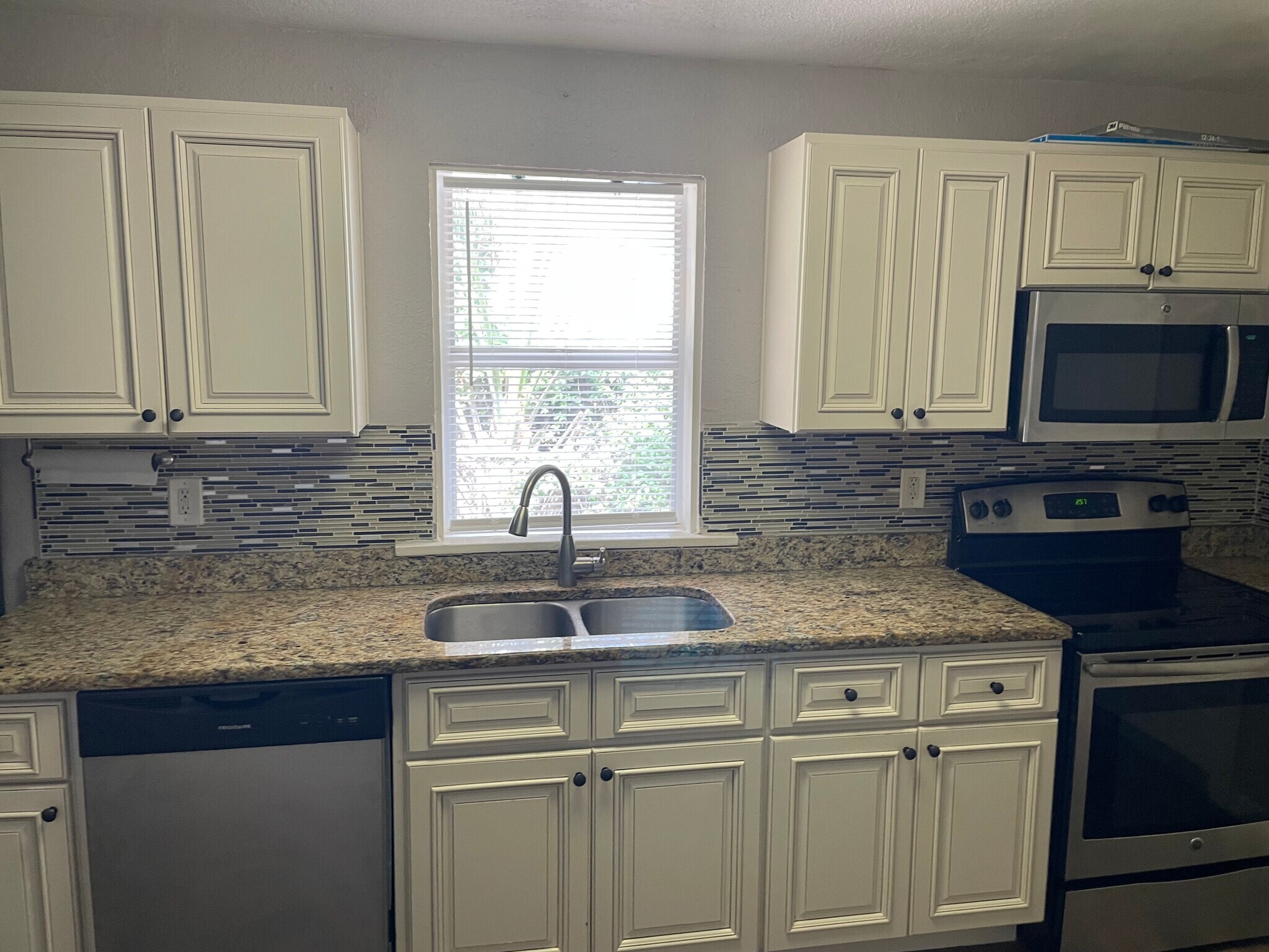 Building Photo - 873 10th Ave S