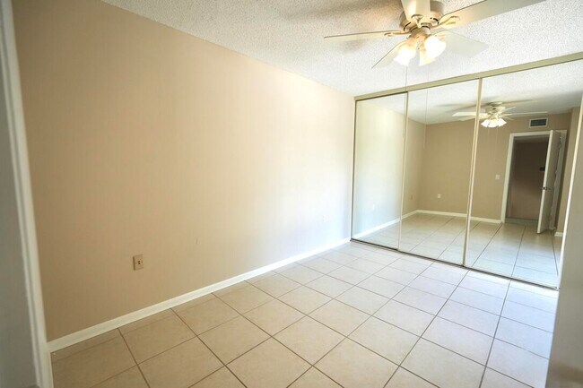 Building Photo - 1008 10th Ct